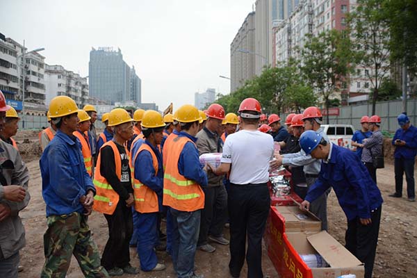 “五一劳动节”对一线的施工人员进行慰问